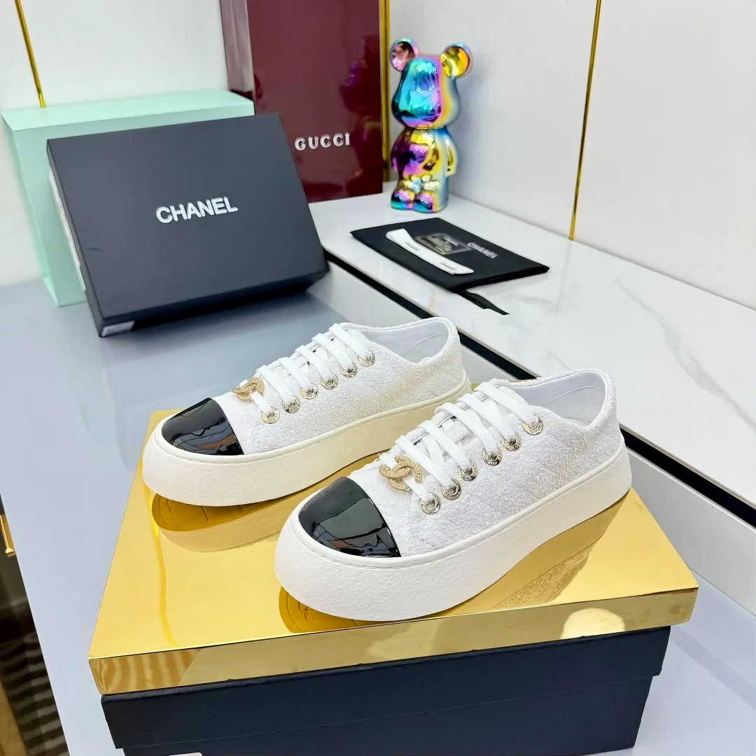 👟👟Ex-factory price 520👟👟 Top-quality cloth-covered version, original quality! ! ! Chanel Chanel - 2025 biscuit shoes, the top casual sports shoes in the counter, this classic design; the upper is electro-embroidered with a variety of craftsmanship; the outsole is fashionable and sporty; the extraordinary inclusion of a variety of color elements... The diversified mix and match is very good-looking and versatile, casual, fashionable, sports, and outdoor can be taken into account... ꫛꫀꪝ Go➫ Material: ❶Upper: Original first-layer cowhide ❷Inner: Sheepskin ❸Outsole is based on: Original TPU combination outsole. Full set of boutique packaging for women 35–40-41. Customized. Non-refundable. 👉